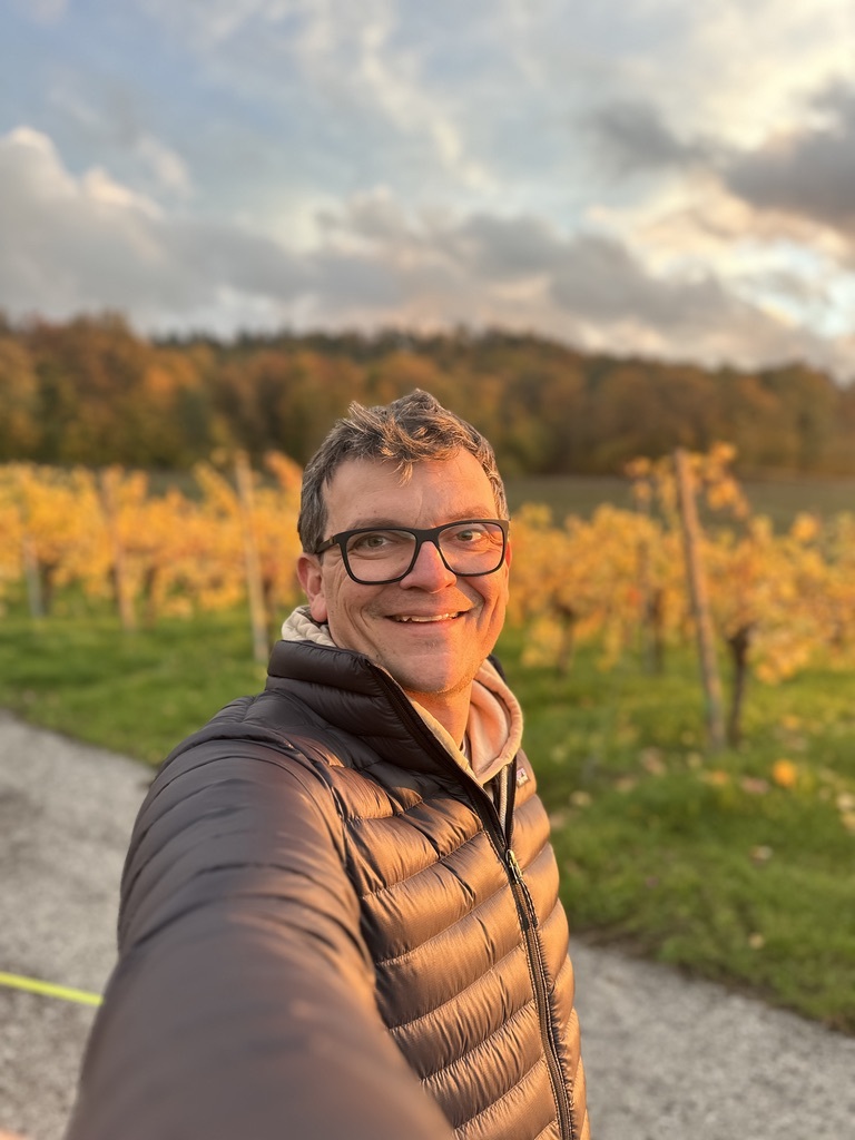 Kai Osthoff im herbstlichen Weinberg im Bottwartal