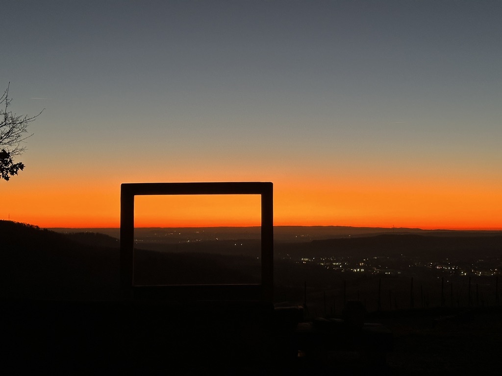 Sonnenuntergang über dem Bottwartal, gesehen durch den „Fern-Seher“ am Lichtenberg bei Oberstenfeld